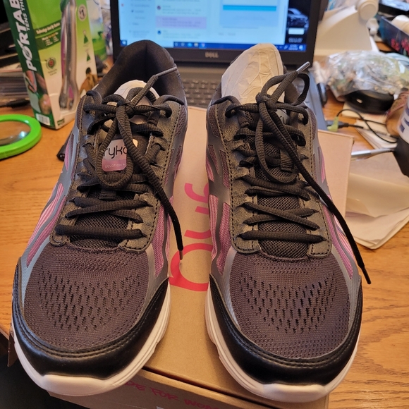 🚺 Ladies Sneakers - Picture 2 of 10